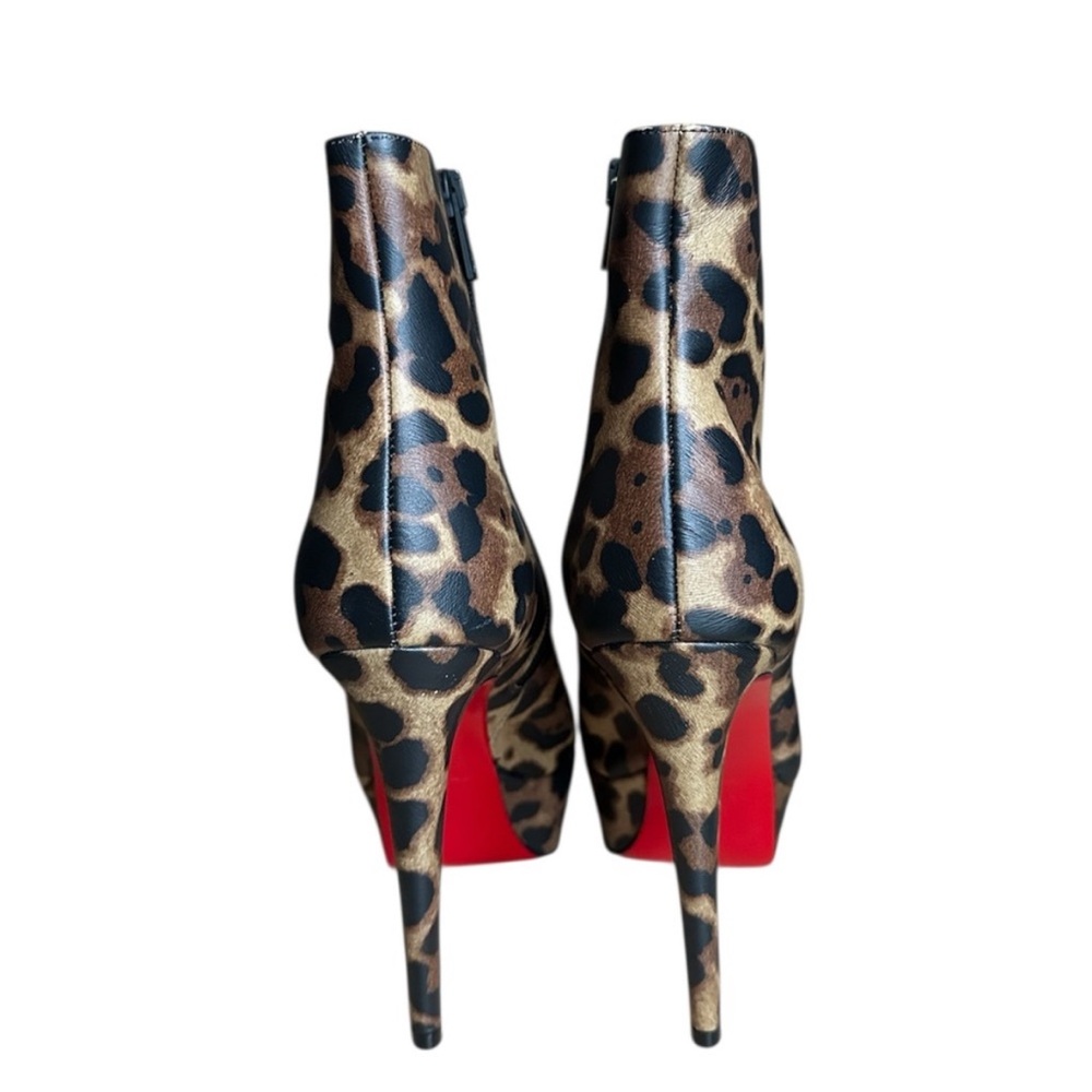 Christian Louboutin Bianca Leopard
Cheetah animal print booties RETAIL
1,295 - Picture 6 of 8
